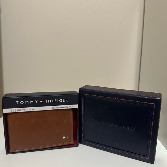 Tommy Hilfiger Tan Leather Card Holder - Picture 1 of 3